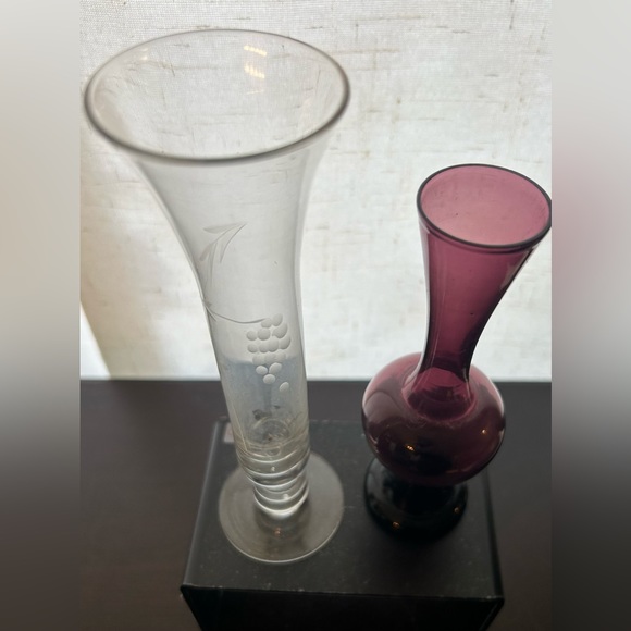 2 vintage bud vases. Amethyst 6” and 7.25” etched glass with grapes. - Picture 7 of 11